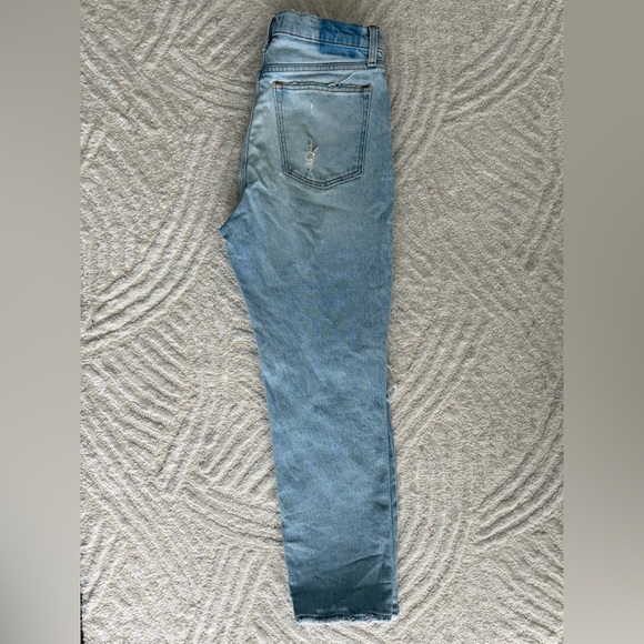 Abercrombie High Rise Mom Jeans – Light Wash Distressed | Size 28 (6) - Picture 6 of 9